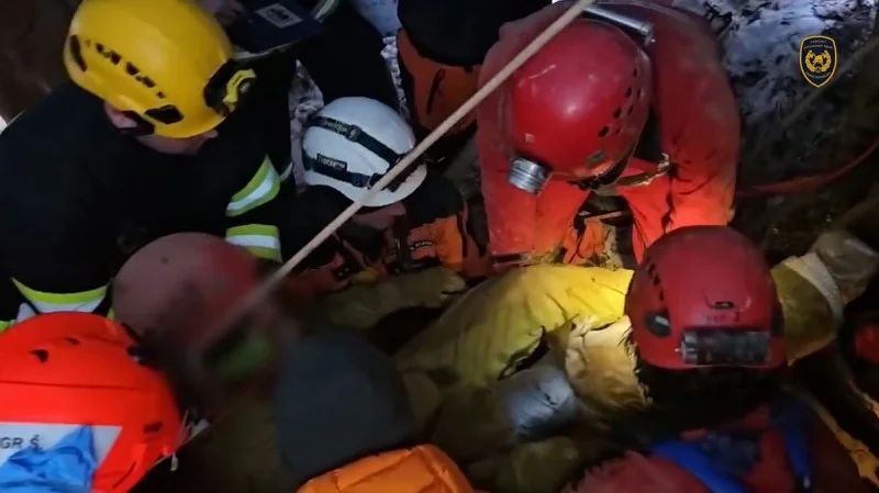 Фото новини: Вражаюча рятувальна операція: пожежники визволяли з пораненого з підземної пастки понад 20 годин