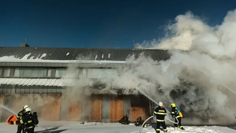 Zpráva: Na Vimpersku vzplál rodinný dům, hasiči vyhlásili druhý stupeň poplachu