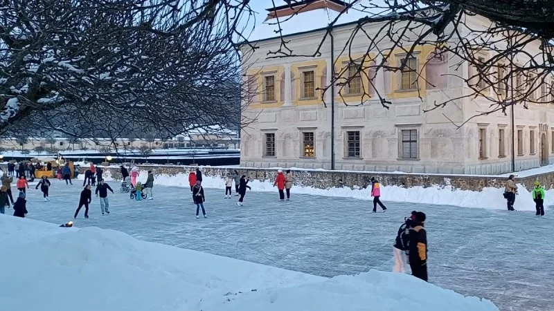 Zpráva: Zámecké bruslení na Kratochvíli: Zamrzlý příkop se proměnil v kluziště