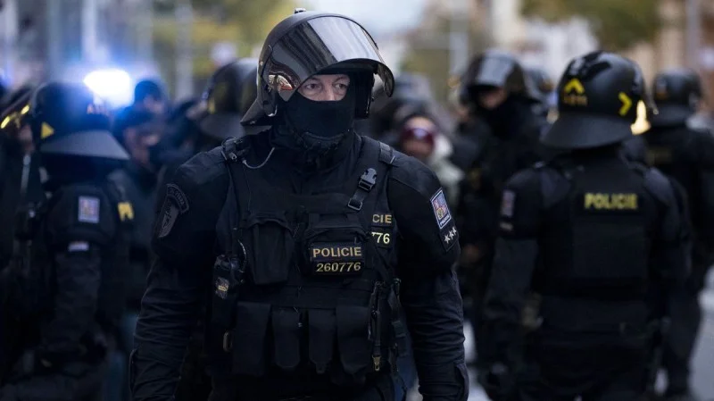 Zpráva: Mladí Češi preferují uniformy. Policisté a vojáci jsou v žebříčku prestižních povolání