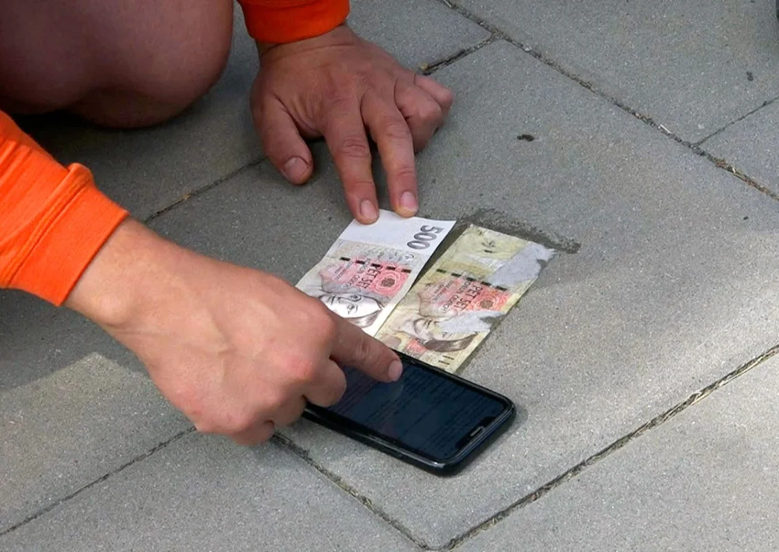 Иллюстрация к статье: В Чехии за порчу наличных могут посадить в тюрьму: случай в Уничове