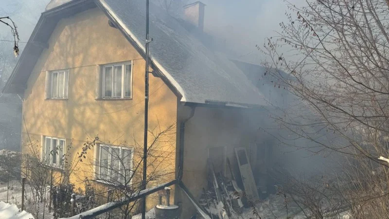 Zpráva: Hasiči zasahovali u požáru stodoly, plameny se rozšířily na rodinný dům