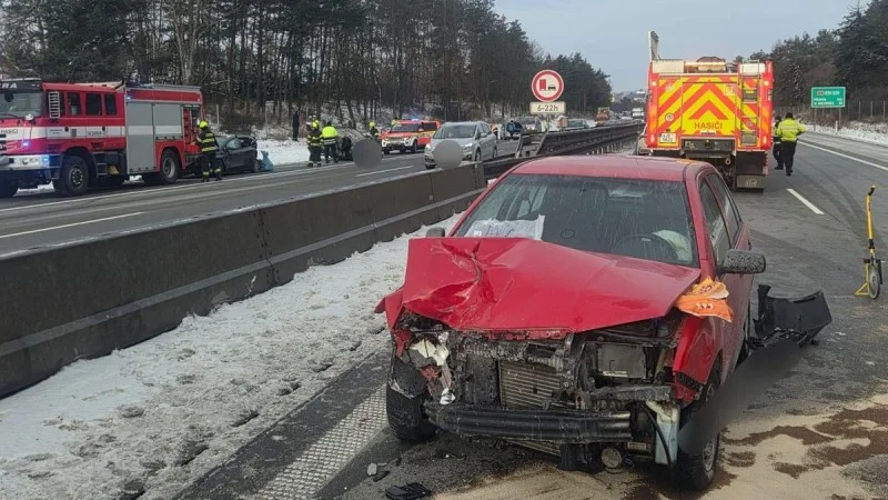 Zpráva: Dálnici D1 na Vysočině zablokovaly hromadné nehody