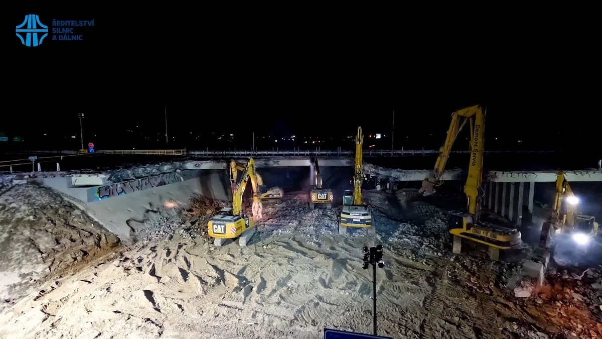 Ilustrace k článku: Na D2 byla o víkendu stržena část mostu, bourání proběhlo bez komplikací