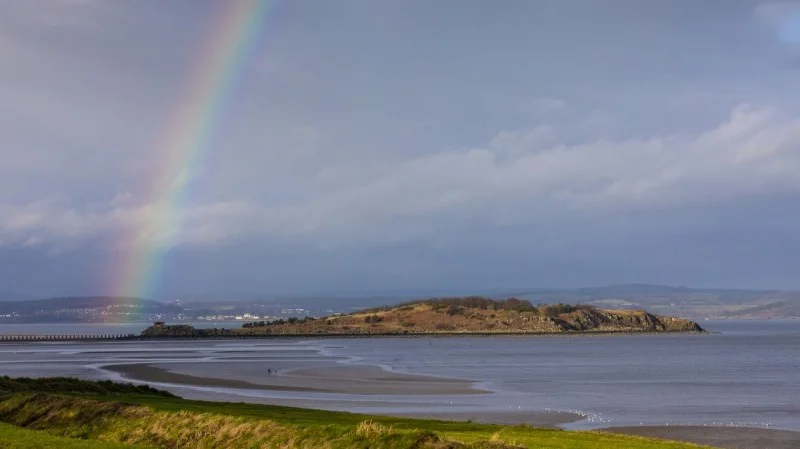 Zpráva: Brit se pokusil překonat záliv na matraci, málem přišel o život
