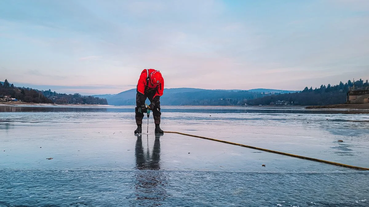 Ilustrace k článku: Na Brněnské přehradě se propadla žena, bubliny představují nebezpečí