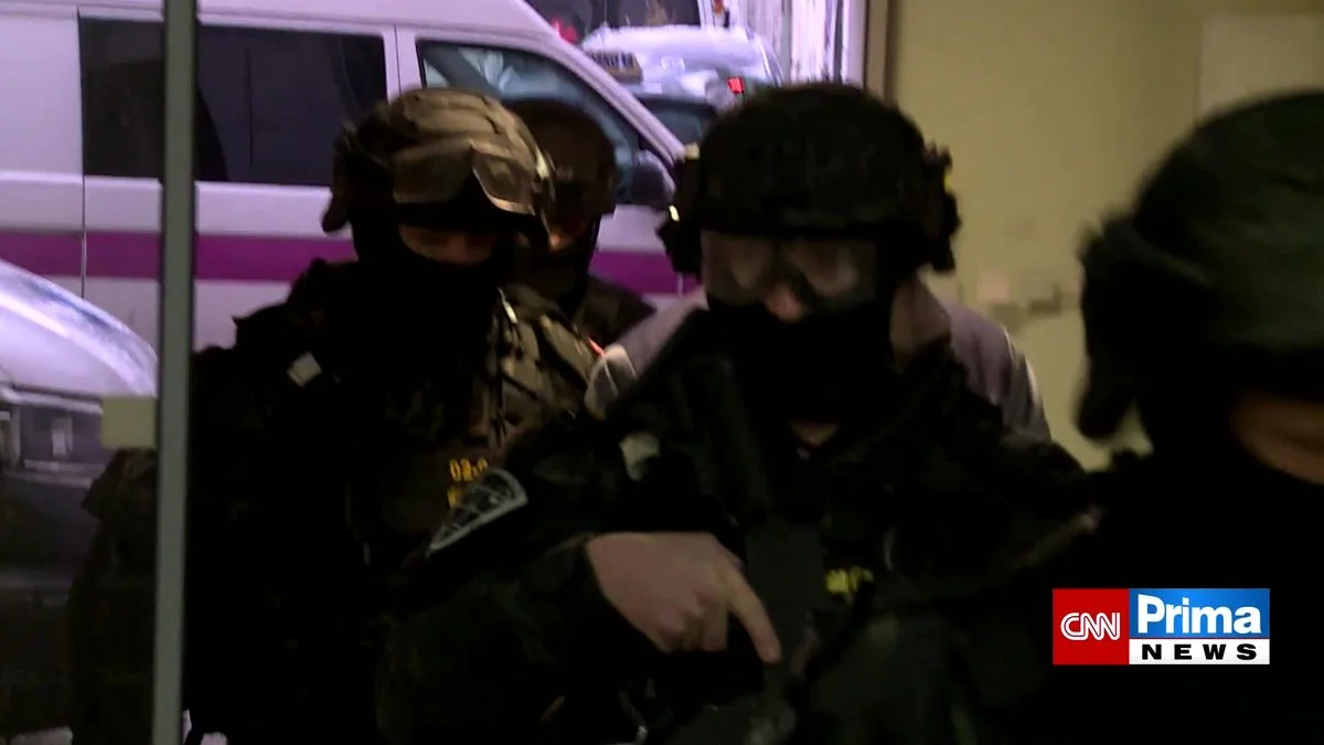 Ilustrace k článku: Vémola se zafixovanou čelistí převezen do nemocnice, eskortu mu zajistili zakuklenci