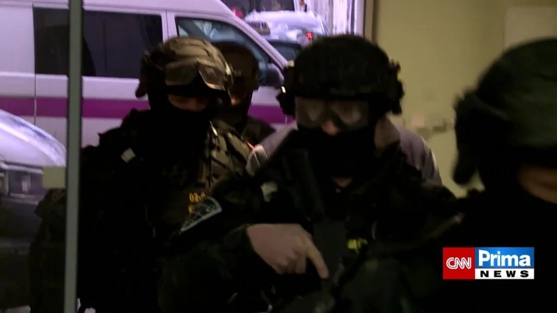 Zpráva: Vémola se zafixovanou čelistí převezen do nemocnice, eskortu mu zajistili zakuklenci