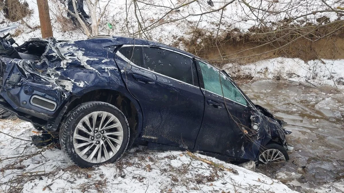 Ilustrace k článku: Řidič lexusu skončil v potoce, cyklistka se zranila při nárazu do dveří auta