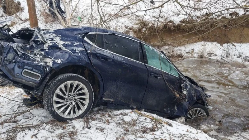 Zpráva: Řidič lexusu skončil v potoce, cyklistka se zranila při nárazu do dveří auta
