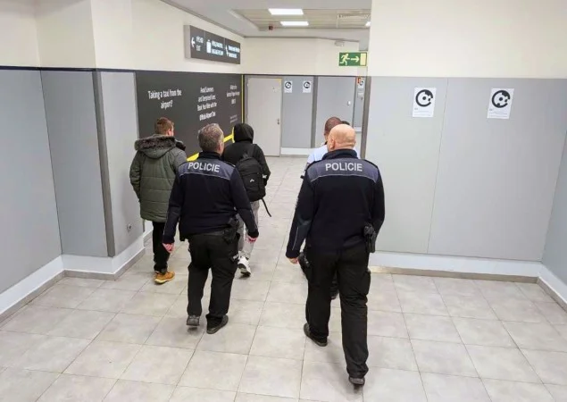 Zpráva: V pražském letišti zadrženi čtyři cizinci s padělanými pasy